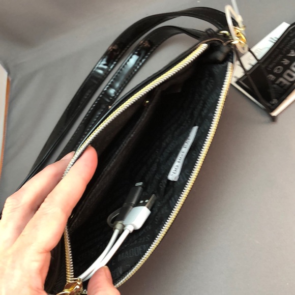 Steve Madden Charging Crossbody Bag BLACK PATENT - Picture 9 of 9